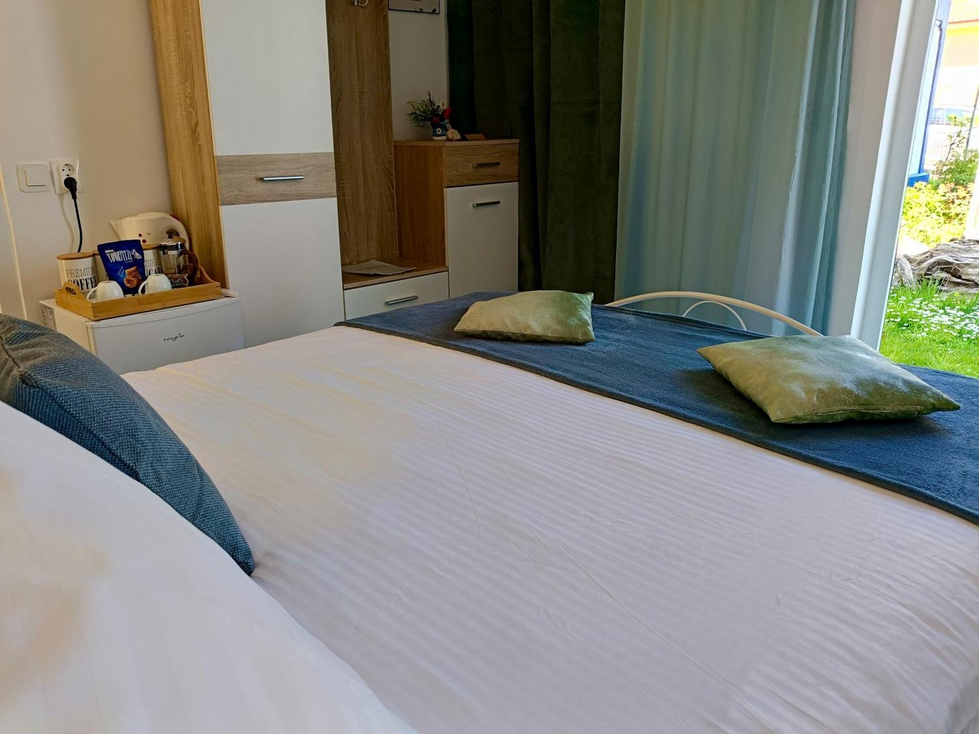 קוסטינסטי Casa Babica Guesthouse מראה חיצוני תמונה