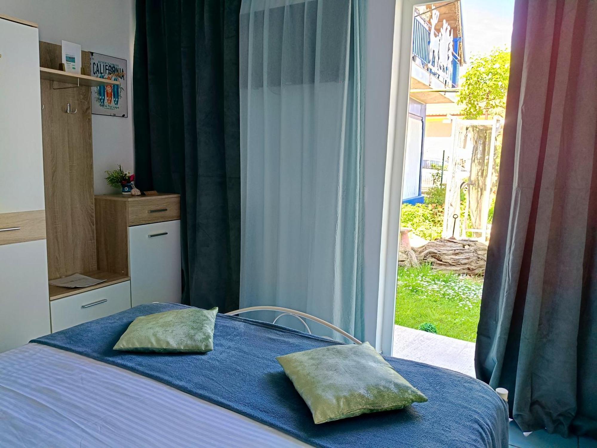 קוסטינסטי Casa Babica Guesthouse מראה חיצוני תמונה