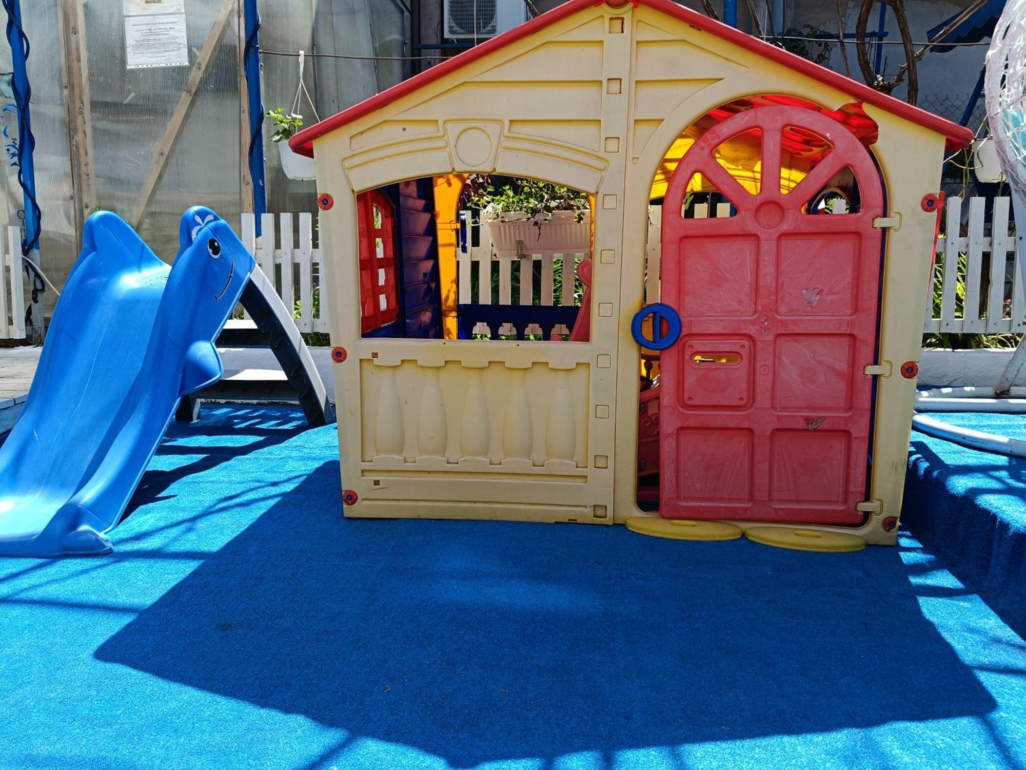 קוסטינסטי Casa Babica Guesthouse מראה חיצוני תמונה